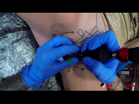 ❤️ Extremamente tatuada, a brasa Sully Savage fez uma tatuagem em seu clítoris Porno vídeo em porno pt-br.image-kassir.ru
